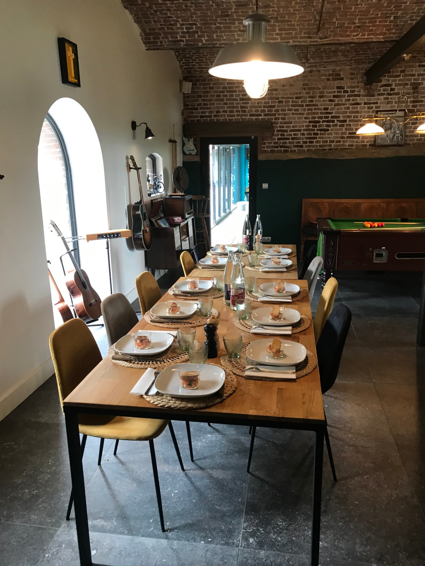 Table dressée dans la salle voûtée avec billard