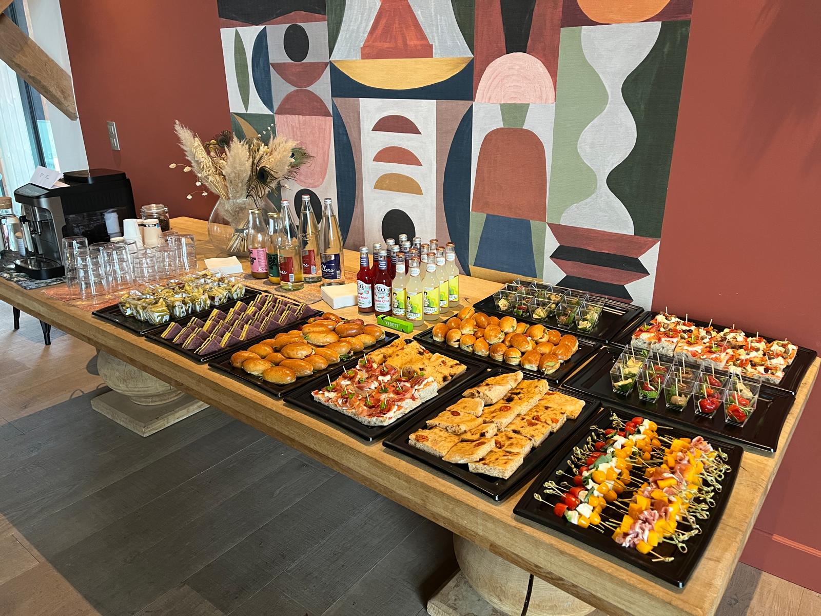 Buffet traiteur dressé sur la grande table en bois massif
