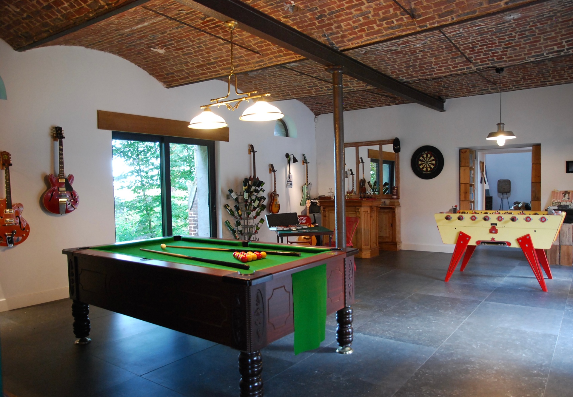 Salle de jeux : billard, baby-foot, guitares