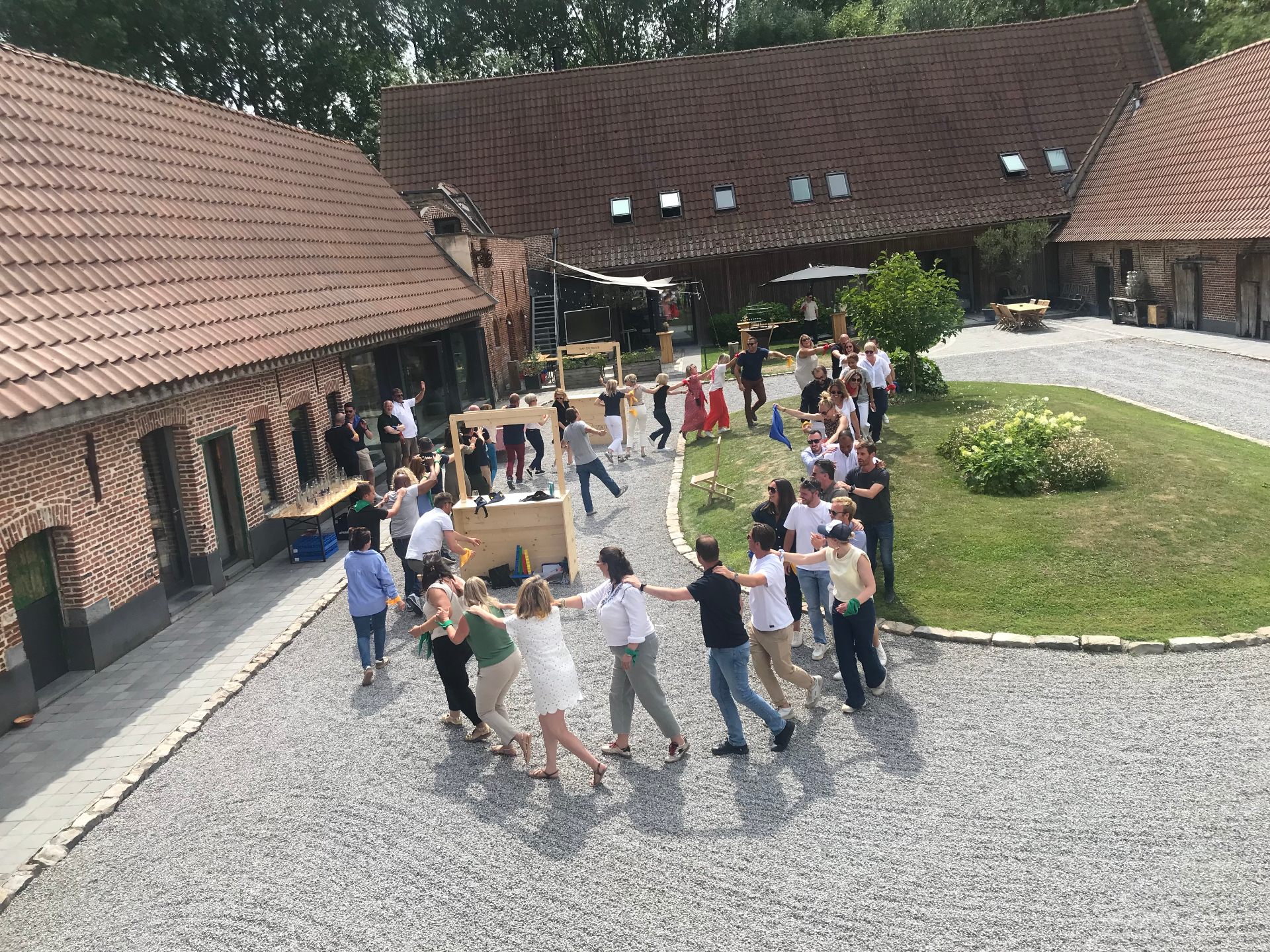 Animation team building dans la cour du domaine