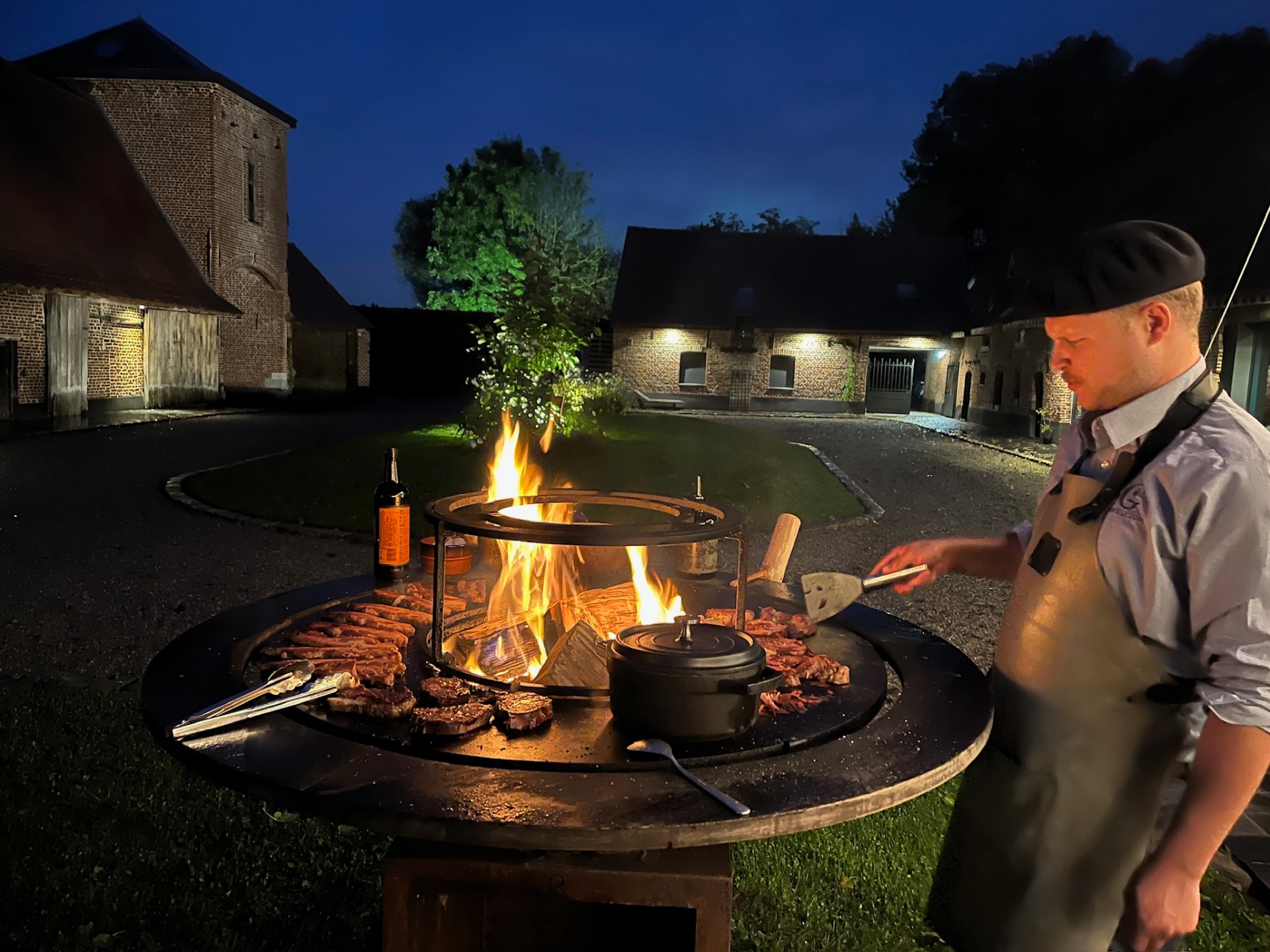 Chef au brasero, cuisson au feu de bois