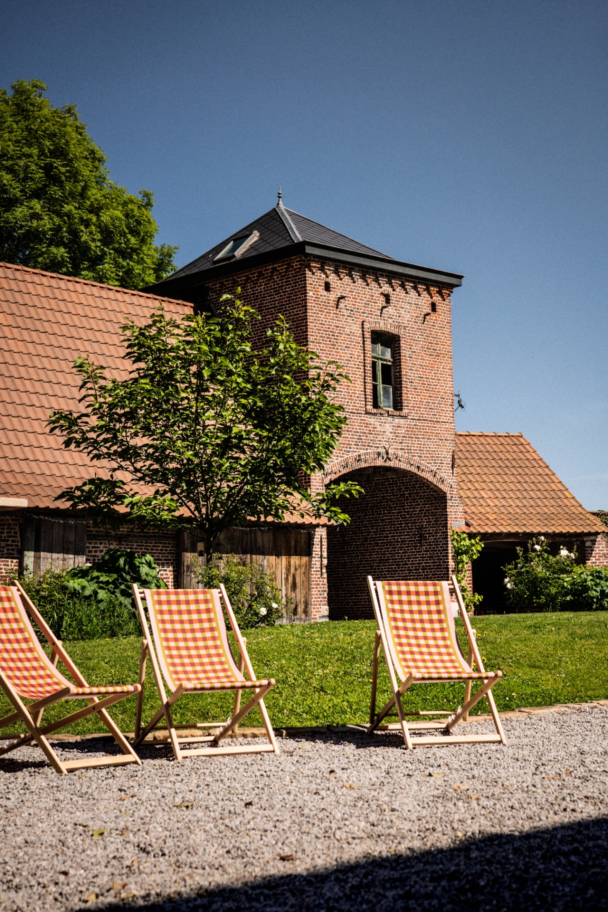 Tour en briques et transats sur la pelouse