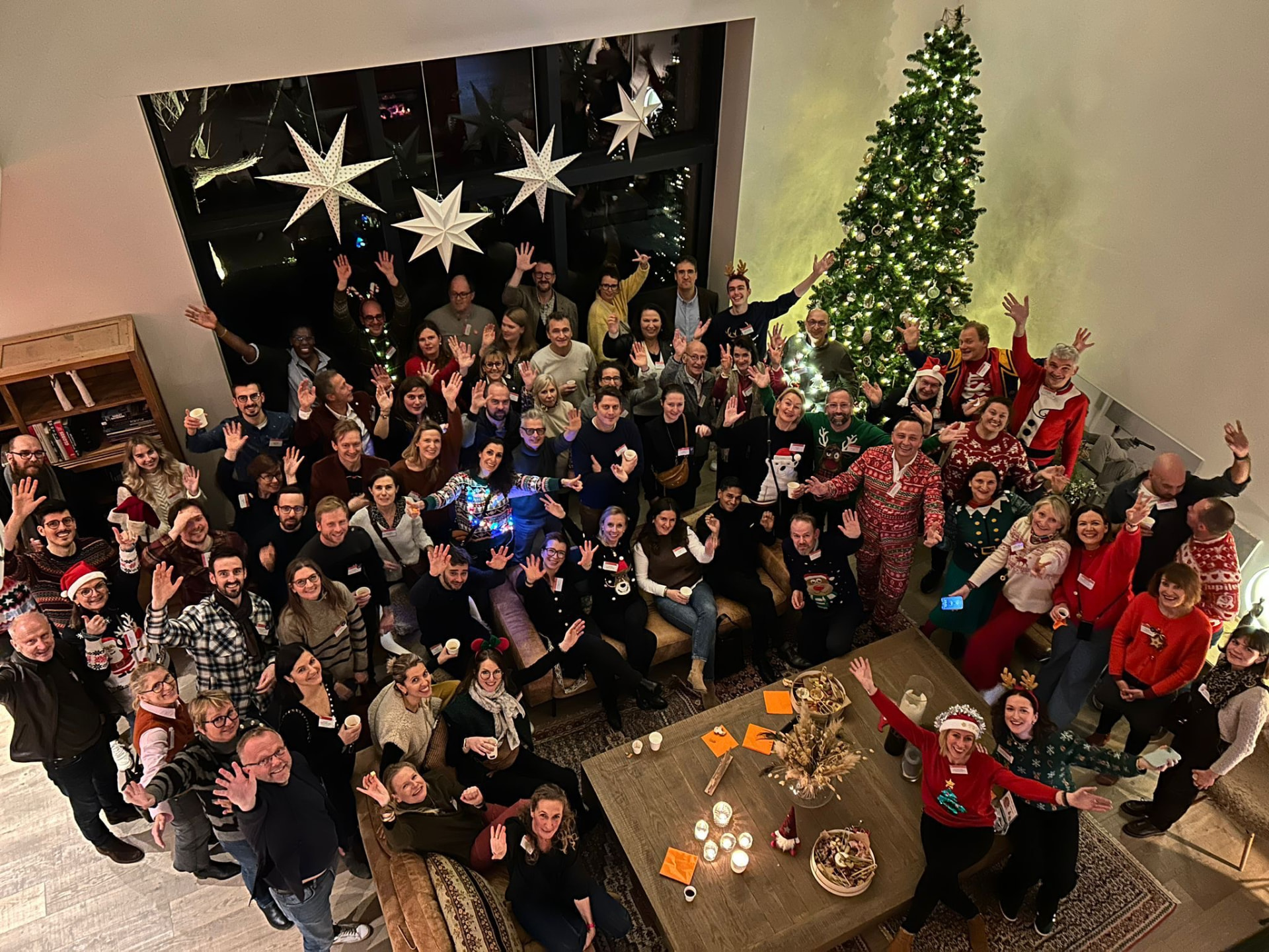 Photo de groupe de soirée d'entreprise sous les étoiles décoratives