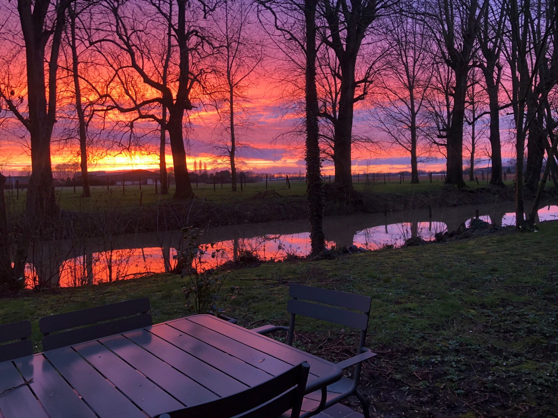 Terrasse au bord de l'eau au coucher du soleil