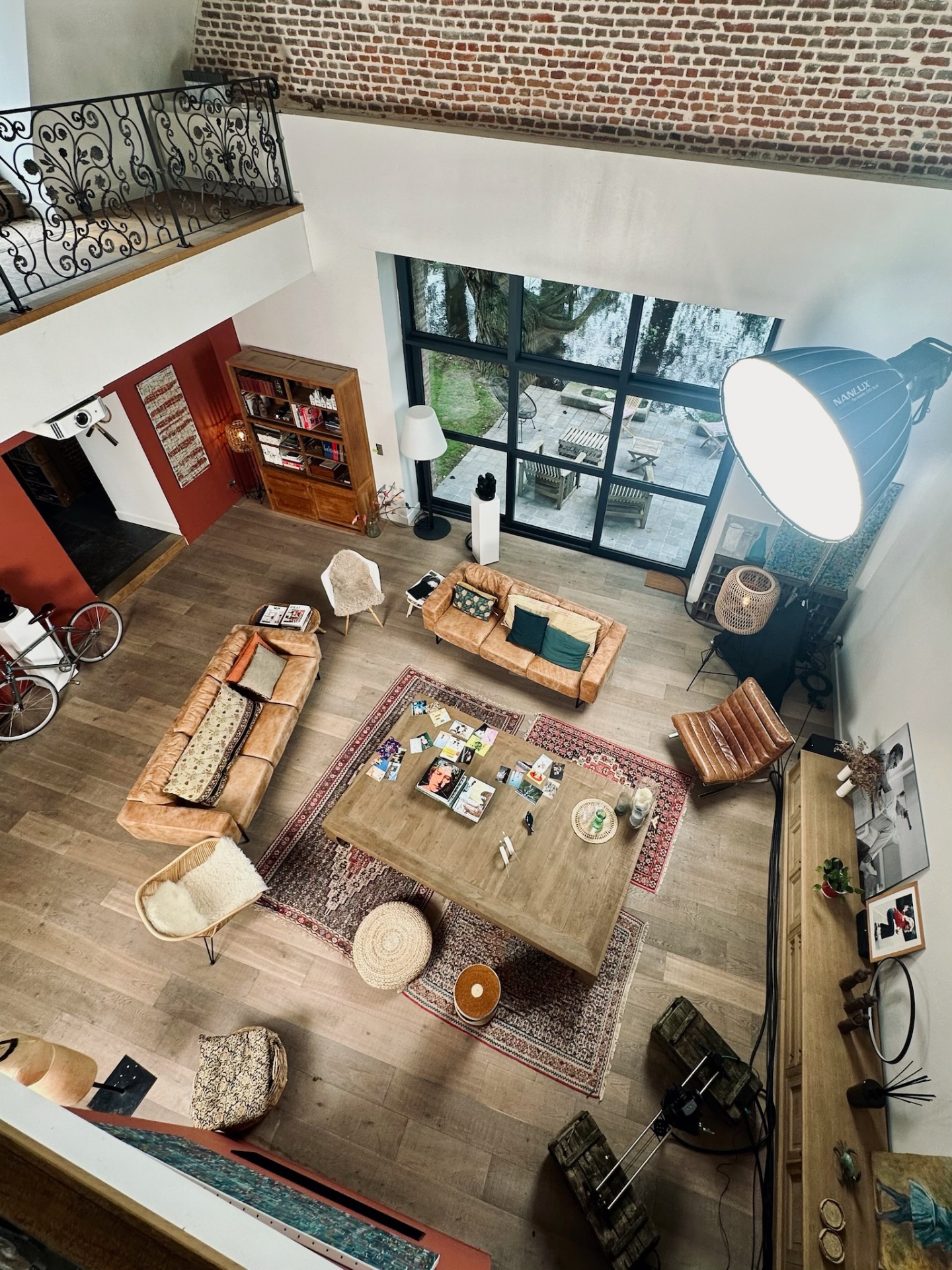 Salon en double hauteur vu de la mezzanine