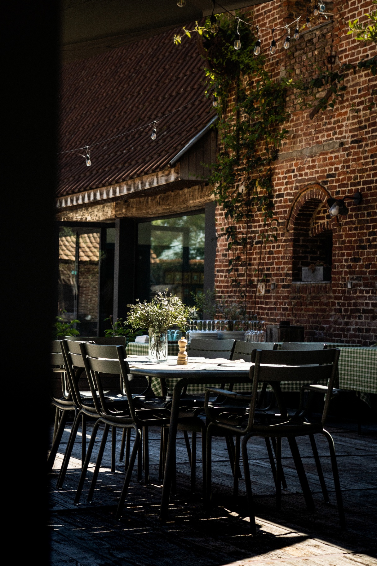 Terrasse couverte sous les guirlandes