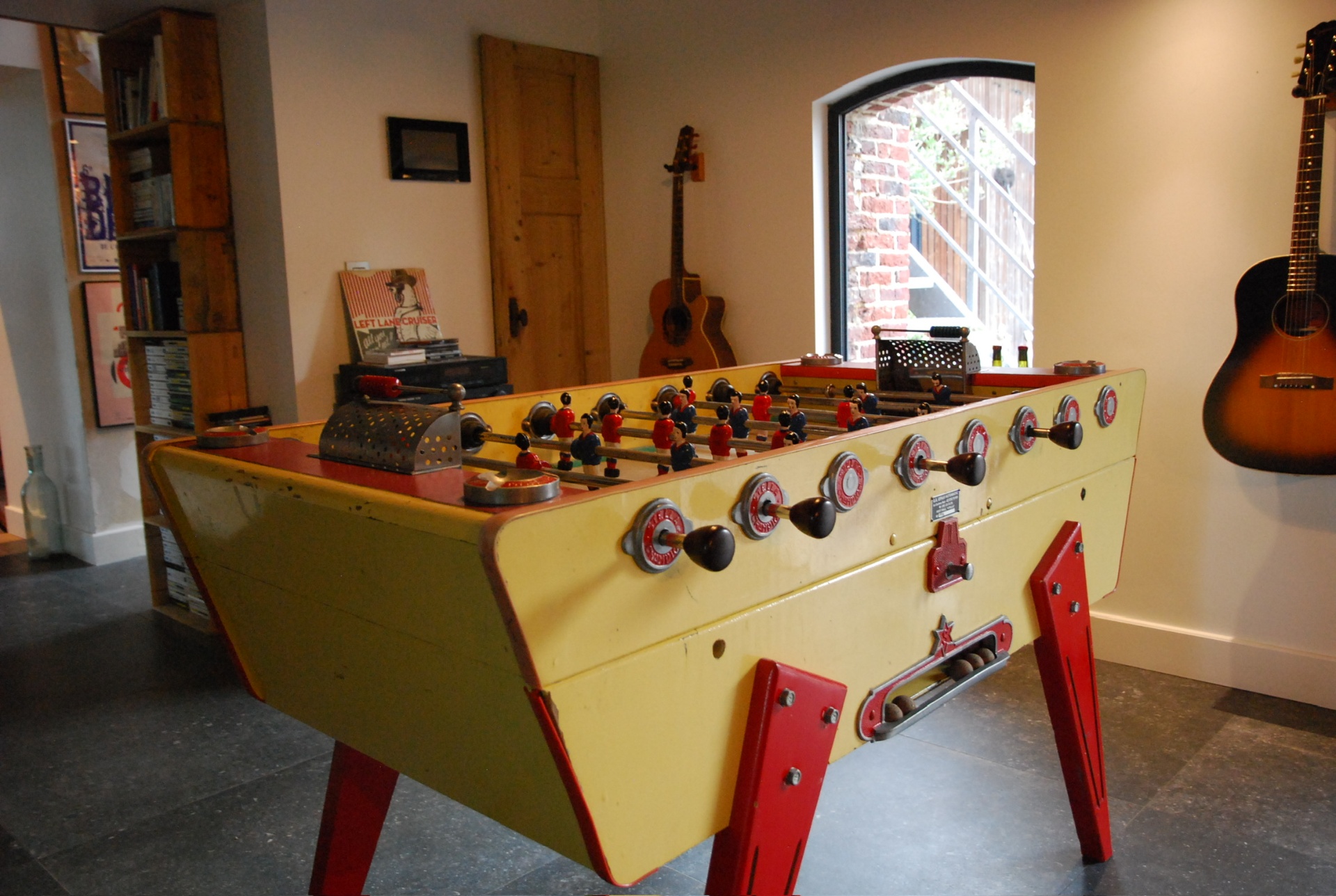 Baby-foot vintage jaune et rouge